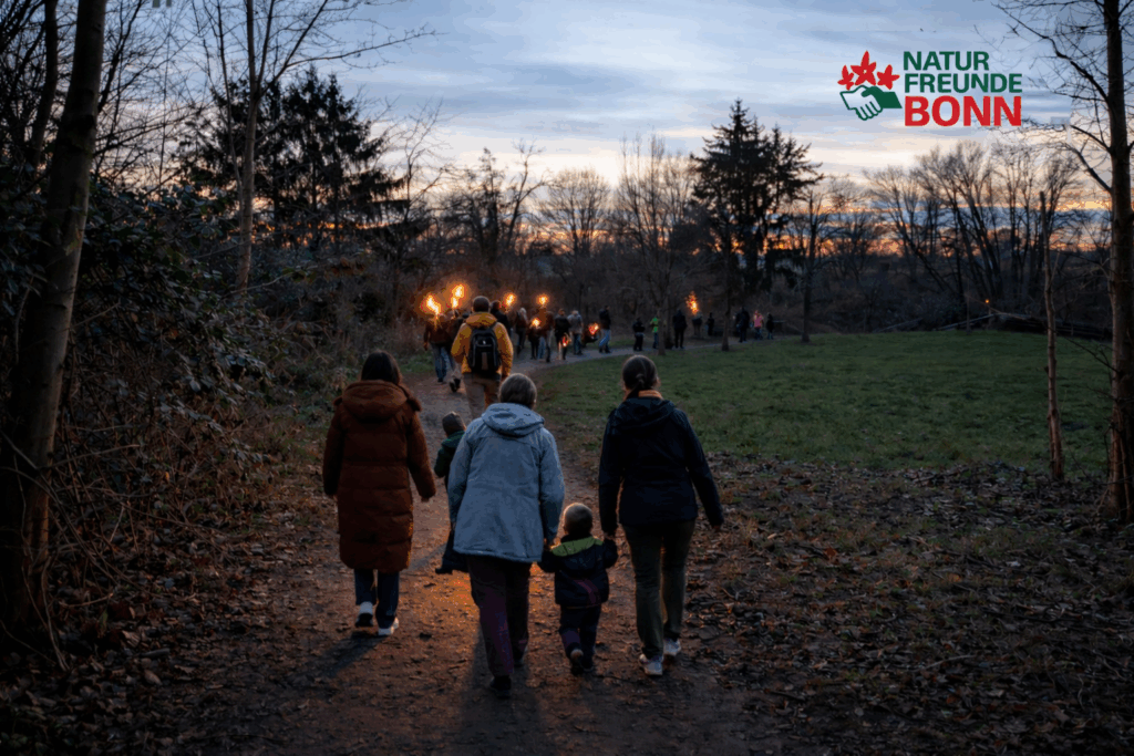 Menschen, die in der Narut mit Fackeln einen Weg entlanggehen